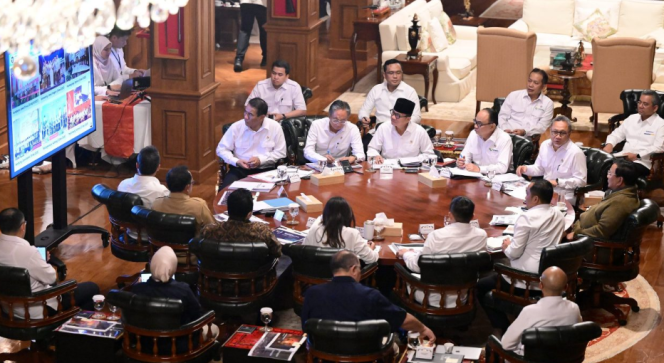 
					Ket photo: Presiden Prabowo Subianto kembali menggelar rapat terbatas di kediaman pribadinya di Hambalang, Kabupaten Bogor, pada Senin, 23 Juni 2025. Foto: BPMI Setpres/Muchlis Jr.