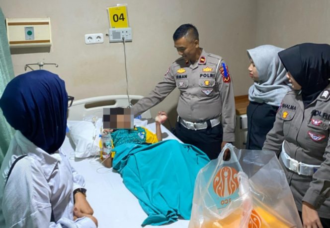 
					Dalam Rangka Ops Patuh Lodaya, Polwan Polres Purwakarta melakukan Trauma Healing Terhadap Korban Kecelakaan