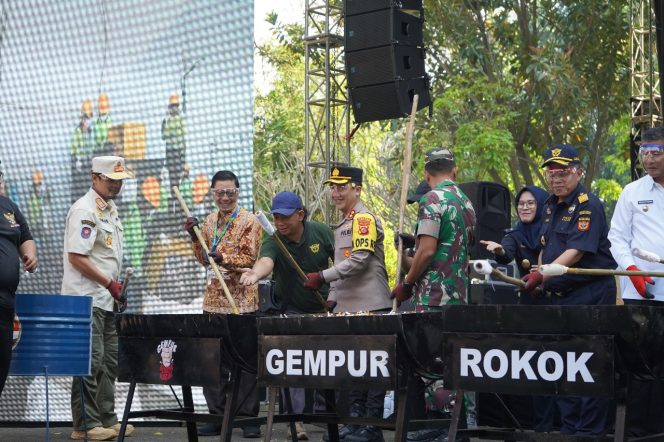 
					Kapolres Purwakarta Hadiri Pemusnahan Barang Kena Cukai Ilegal Bersama Bea Cukai Jawa Barat