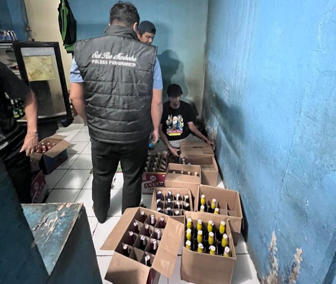 
					Polres Purwakarta Kembali Lakukan Operasi Miras, Ratusan Botol Miras Oplosan Berhasil Disita