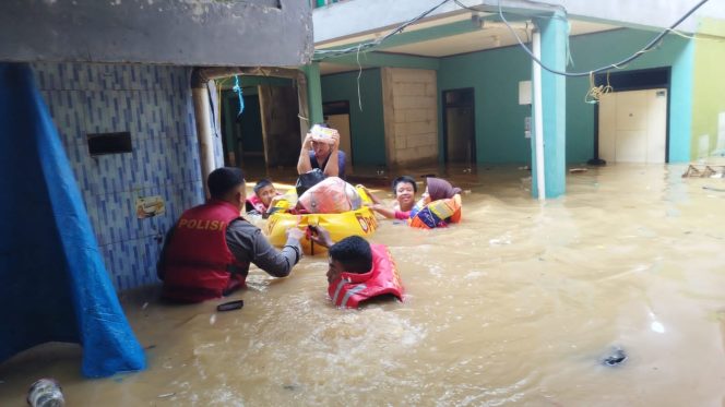 
					Banjir Hampir Dua Meter di Jaktim, Ratusan Warga Dievakuasi