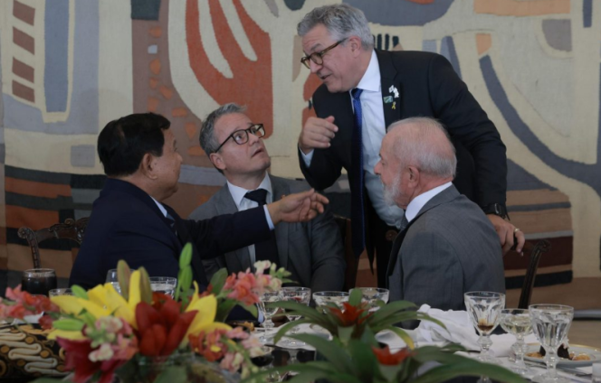 
					Ket photo: Presiden Republik Indonesia, Prabowo Subianto, menghadiri jamuan santap siang kenegaraan yang diselenggarakan oleh Presiden Republik Federatif Brasil, Luiz Inácio Lula da Silva, di Itamaraty, Kompleks Kementerian Luar Negeri Brasil, Brasilia, pada Rabu, 9 Juli 2025. Foto: BPMI Setpres/Jessica.