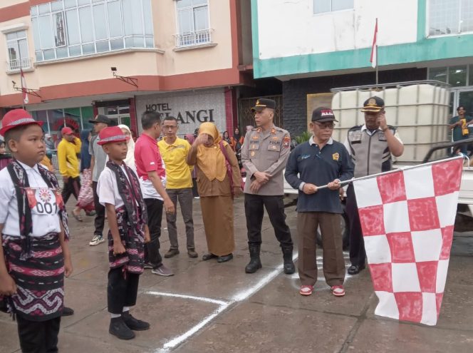 
					Meriahkan HUT RI ke-80, Plt Camat Kundur Lepas Lomba Gerak Jalan Tingkat Sekolah Dasar