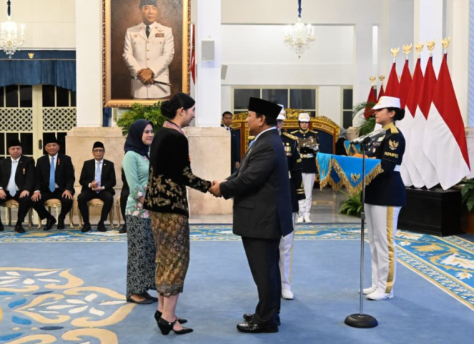 
					Ket foto: Presiden Prabowo Subianto menganugerahkan Tanda Kehormatan Republik Indonesia kepada para tokoh di Istana Negara, Jakarta, pada Senin, 25 Agustus 2025. Foto: BPMI Setpres/Cahyo.