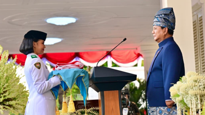 
					Presiden Prabowo Pimpin Khidmat Upacara Penurunan Bendera Negara Sang Merah Putih di Istana Merdeka