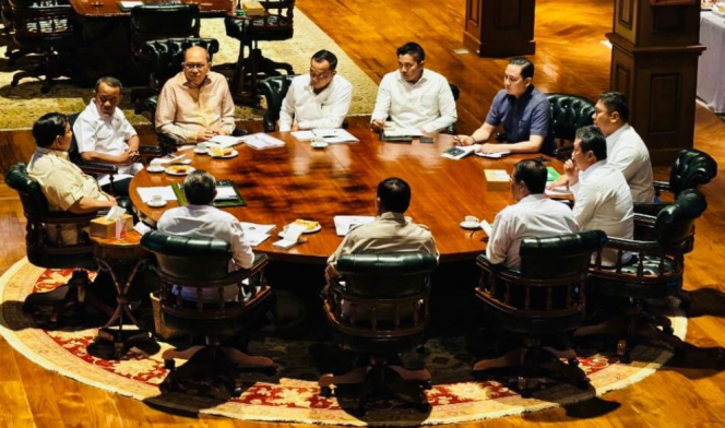 
					Ket foto: Presiden Prabowo Subianto mengadakan rapat secara maraton bersama sejumlah Menteri Kabinet Merah Putih di kediaman pribadinya, Hambalang, Kabupaten Bogor, Jawa Barat, pada Rabu, 20 Agustus 2025. Foto: BPMI Setpres/Laily Rachev.