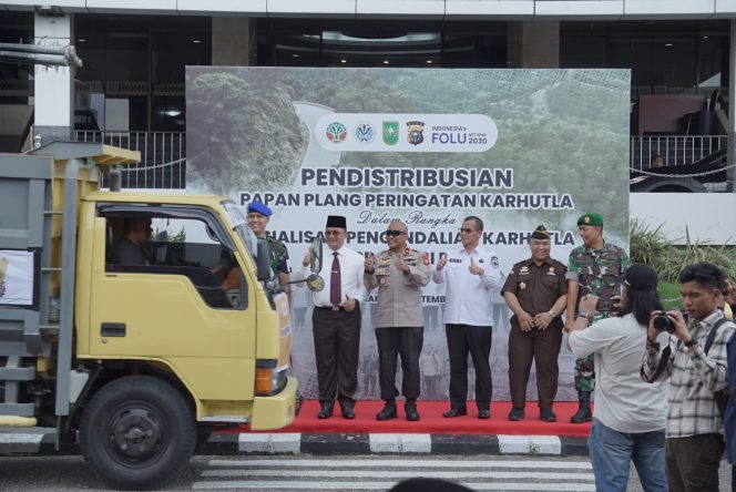 
					Waspada Karhutla, Pemerintah Provinsi Riau Bagikan Papan Plang Peringatan”