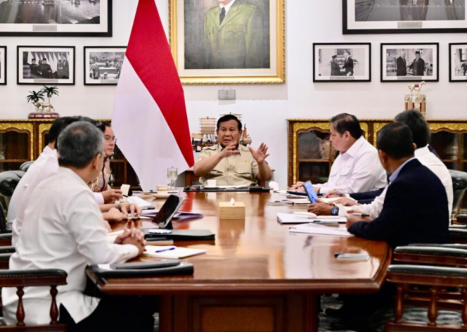 
					Ket foto: Presiden Prabowo Subianto memimpin rapat terbatas dengan sejumlah menteri Kabinet Merah Putih di Istana Merdeka, Jakarta, pada Senin, 15 September 2025. Foto: BPMI Setpres/Rusman.