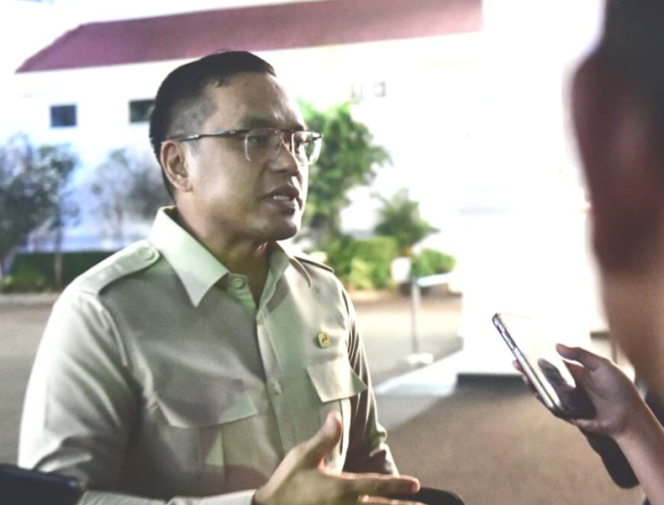 
					Ket foto: Direktur Utama (Dirut) Pertamina, Simon Aloysius Mantiri memberikan keterangannya kepada awak media di Istana Kepresidenan, Jakarta, pada Jumat, 19 September 2025. Foto: BPMI Setpres.