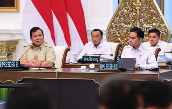 
					Ket foto: Presiden Prabowo Subianto memimpin rapat terbatas (ratas) dengan sejumlah Menteri Kabinet Merah Putih di Istana Merdeka, Jakarta, Kamis, 4 September 2025. Foto: BPMI Setpres/Muchlis Jr.