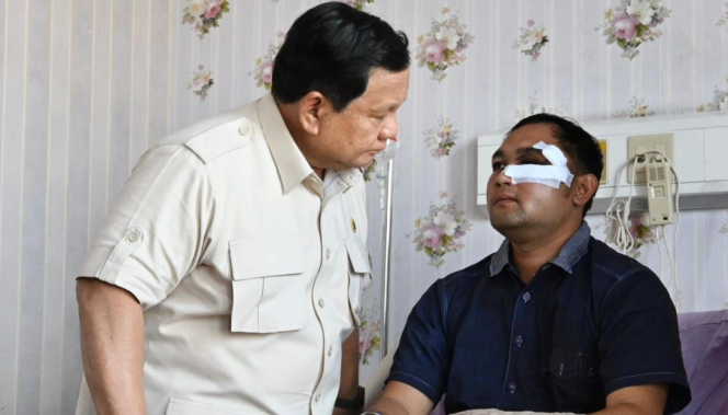 
					Ket foto: Presiden Prabowo Subianto menjenguk masyarakat dan polisi korban aksi demonstrasi di Rumah Sakit Bhayangkara Tingkat 1 R. Said Sukanto Kramat Jati, Jakarta Timur, pada Senin, 1 September 2025. Foto: BPMI Setpres/Cahyo.