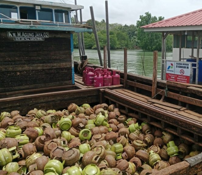 
					KM. M. Agung Jaya Diduga Angkut  Ribuan Tabung Gas Melon Ilegal di Batam