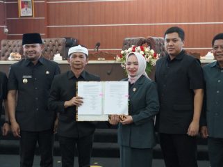 Foto: Ketua DPRD dan Bupati Purwakarta menunjukkan Nota Keuangan Rancangan KUA-PPAS yang sudah disepakati bersama.