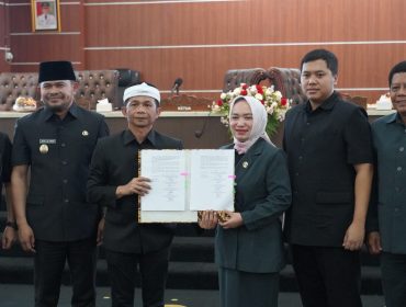 Foto: Ketua DPRD dan Bupati Purwakarta menunjukkan Nota Keuangan Rancangan KUA-PPAS yang sudah disepakati bersama.
