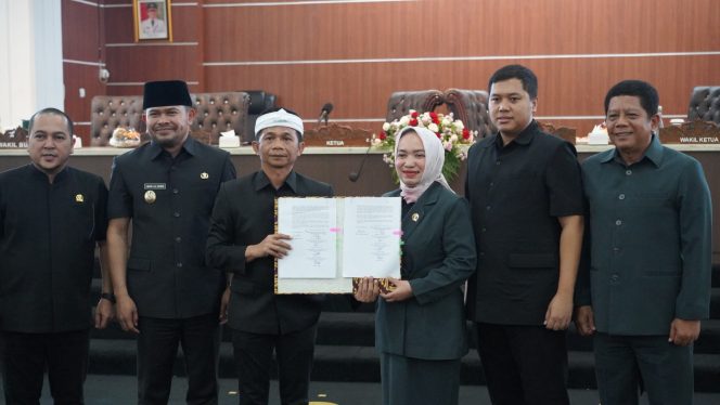 Foto: Ketua DPRD dan Bupati Purwakarta menunjukkan Nota Keuangan Rancangan KUA-PPAS yang sudah disepakati bersama.