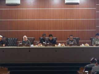 Foto: Bupati Purwakarta (pakai iket putih) dan pimpinan DPRD. 