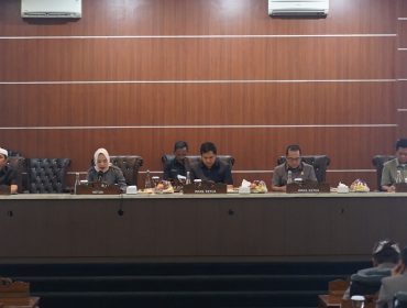 Foto: Bupati Purwakarta (pakai iket putih) dan pimpinan DPRD.