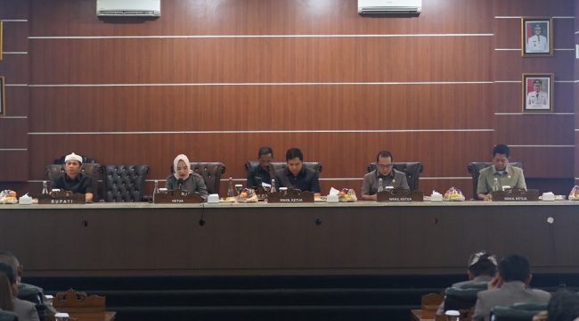 Foto: Bupati Purwakarta (pakai iket putih) dan pimpinan DPRD.