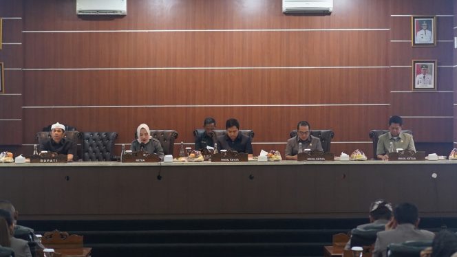 Foto: Bupati Purwakarta (pakai iket putih) dan pimpinan DPRD.