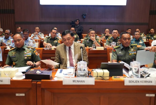 
					Foto: Menteri Pertahanan RI Sjafrie Sjamsoeddin, didampingi Panglima TNI, Kasau, Wakasad dan Wakasal, dalam Rapat Kerja dengan Komisi I DPR RI, Senin (24/11/2025). 
