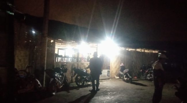 Foto: Lokasi judi dadu di bekas perumahan pengungsi Gn. Sinabung Desa Ndokum Siroga. 