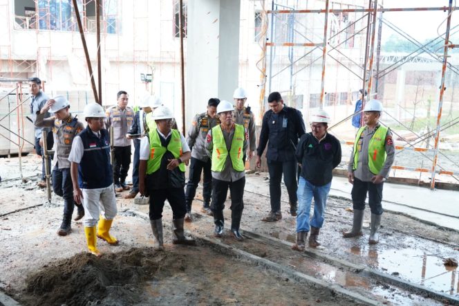 
					Tinjau Pembangunan SMA Kemala Taruna Bhayangkara, Wakapolri: Progres Capai 43 Persen