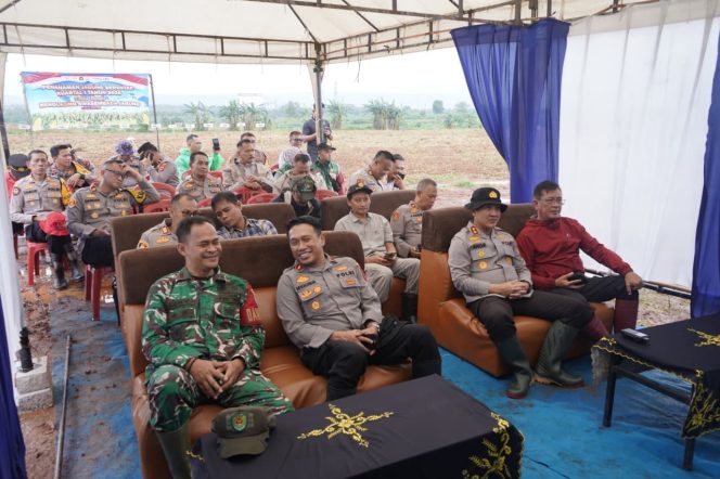 
					Dukung Swasembada, Polres Purwakarta Ikuti Penanaman Jagung Serentak 2026