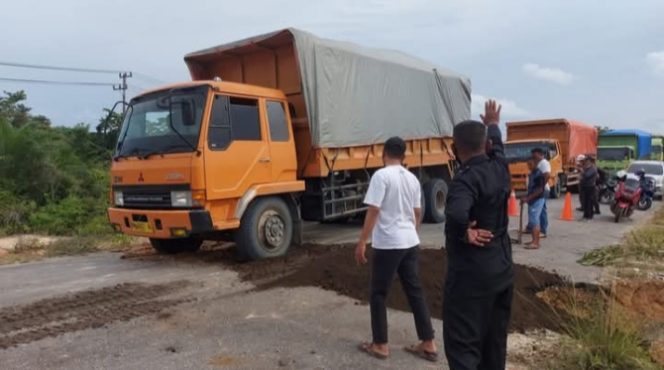 
					Dampak Aktivitas Truk Pengangkut Batu Bara, Warga Keluhkan Jalan Berdebu Dan Dinding Rumah Retak