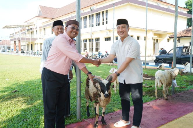 
					Semangat Berbagi di Hari Raya Idul Adha, Polres Purwakarta Gelar Pemotongan Hewan Kurban