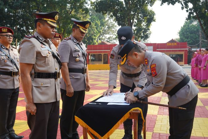 
					Polres Purwakarta Gelar Sertijab Wakapolres dan Kasat Reskrim