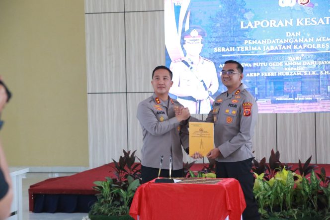 
					Laporan Kesatuan dan Penandatanganan Memori Serah Terima Jabatan Kapolres Purwakarta Berlangsung Khidmat