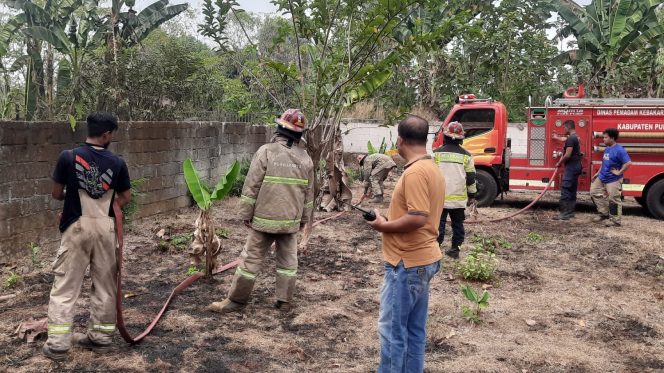 
					Gerak Cepat Tangani Kebakaran Lahan, Polsek Campaka Bersama Warga dan Damkar Padamkan Api