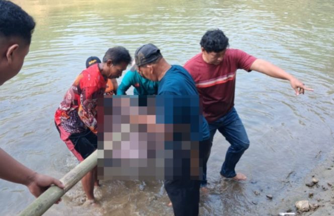 
					Polri Hadir Saat Evakuasi Jenazah di Sungai Cilamaya
