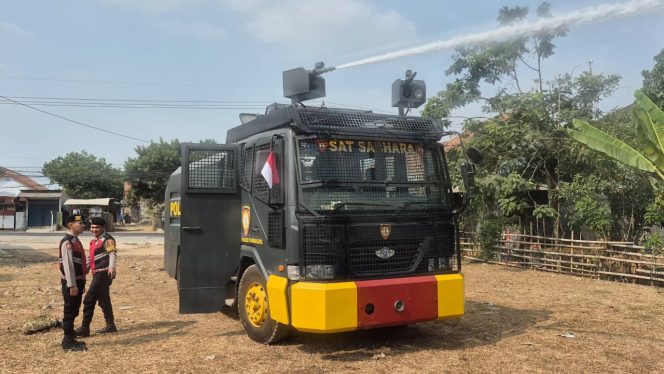 
					Cegah Karhutla, Polisi Siram Lahan Kering di Babakancikao, Purwakarta