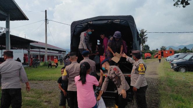 
					Terdampak Abu Vulkanik Sinabung, 320 Warga Kuta Tengah Dievakuasi
